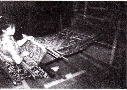 gambar menenun kain ikat sukomandi tanatoraja